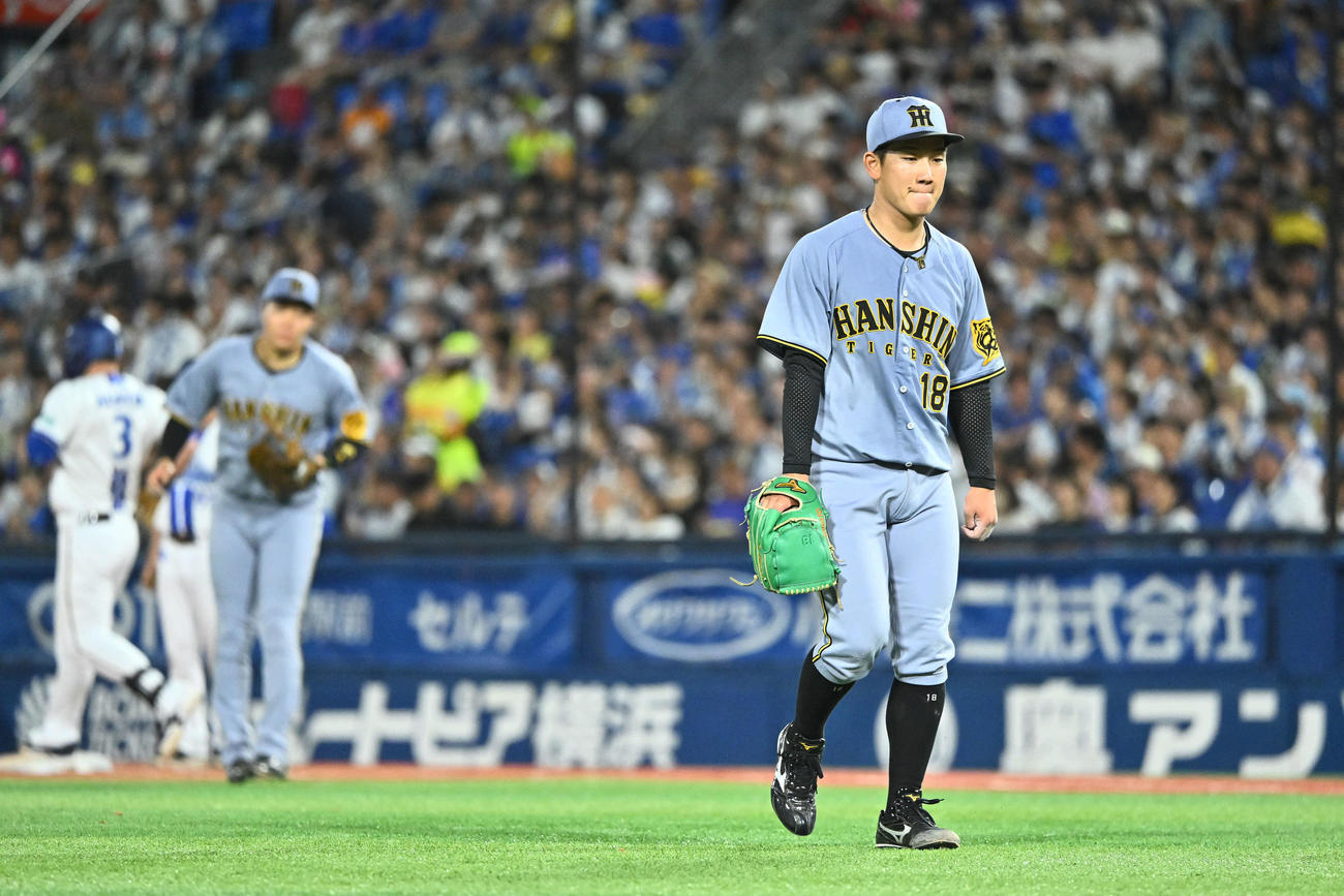 DeNA対阪神　5回裏DeNA2死一塁、オースティンを右飛に打ち取り引き揚げる伊原（手前）（撮影・滝沢徹郎）