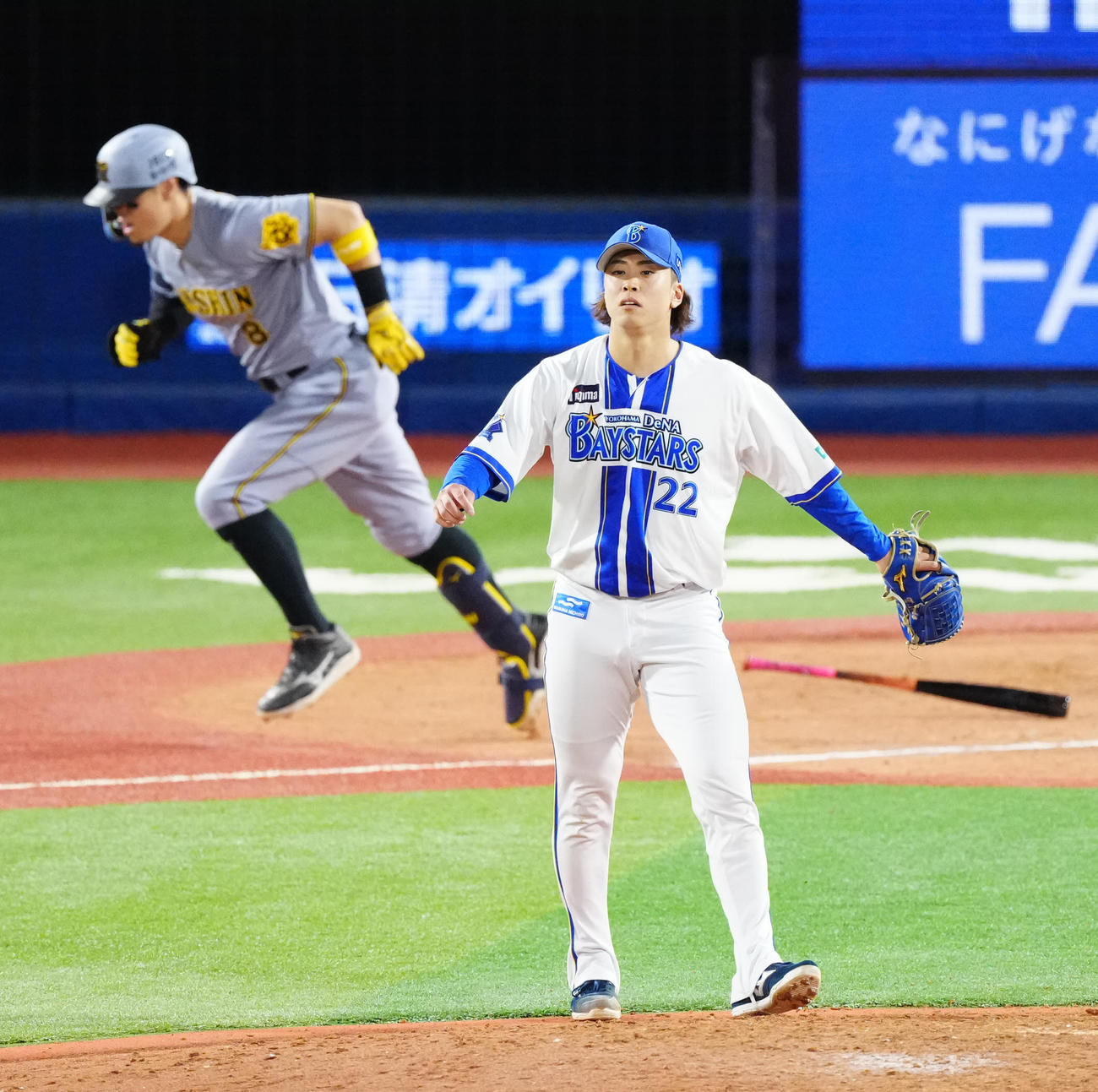 DeNA対阪神　9回表阪神無死、佐藤輝（後方）を中飛に仕留める入江（撮影・江口和貴）