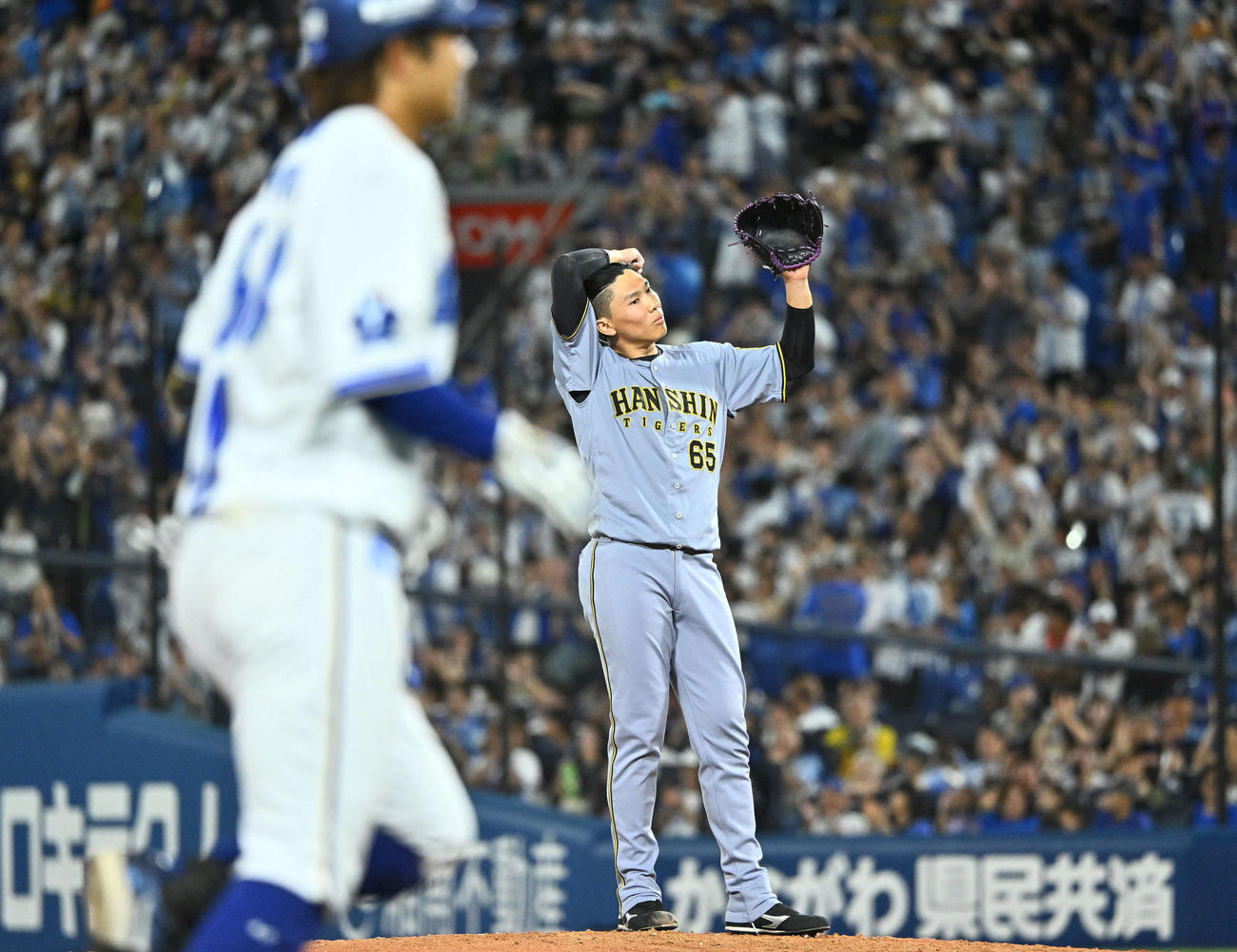 DeNA対阪神　6回裏DeNA1死一塁、知野（手前）に2点本塁打を許す湯浅（撮影・滝沢徹郎）