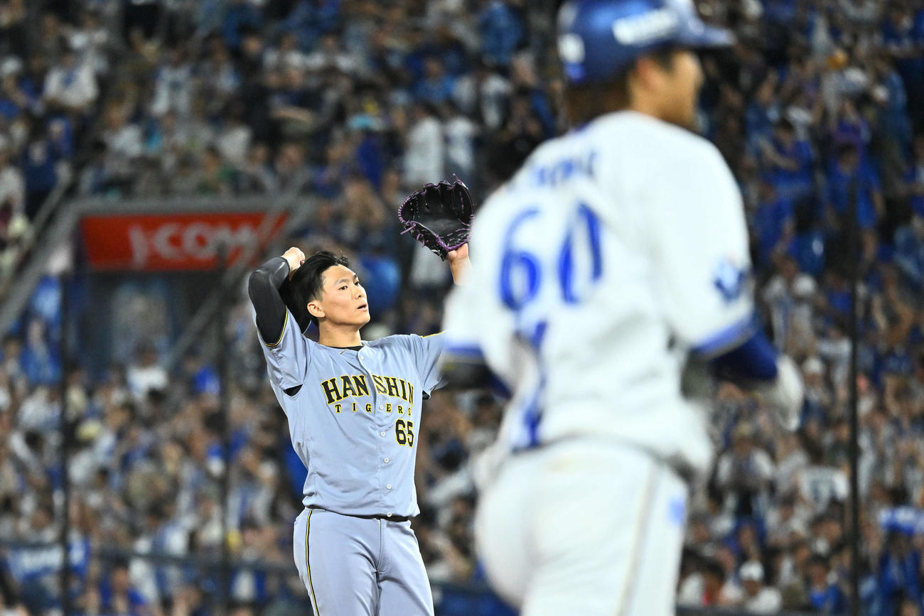 DeNA対阪神　6回裏DeNA1死一塁、知野（手前）に2点本塁打を許す湯浅（撮影・滝沢徹郎）
