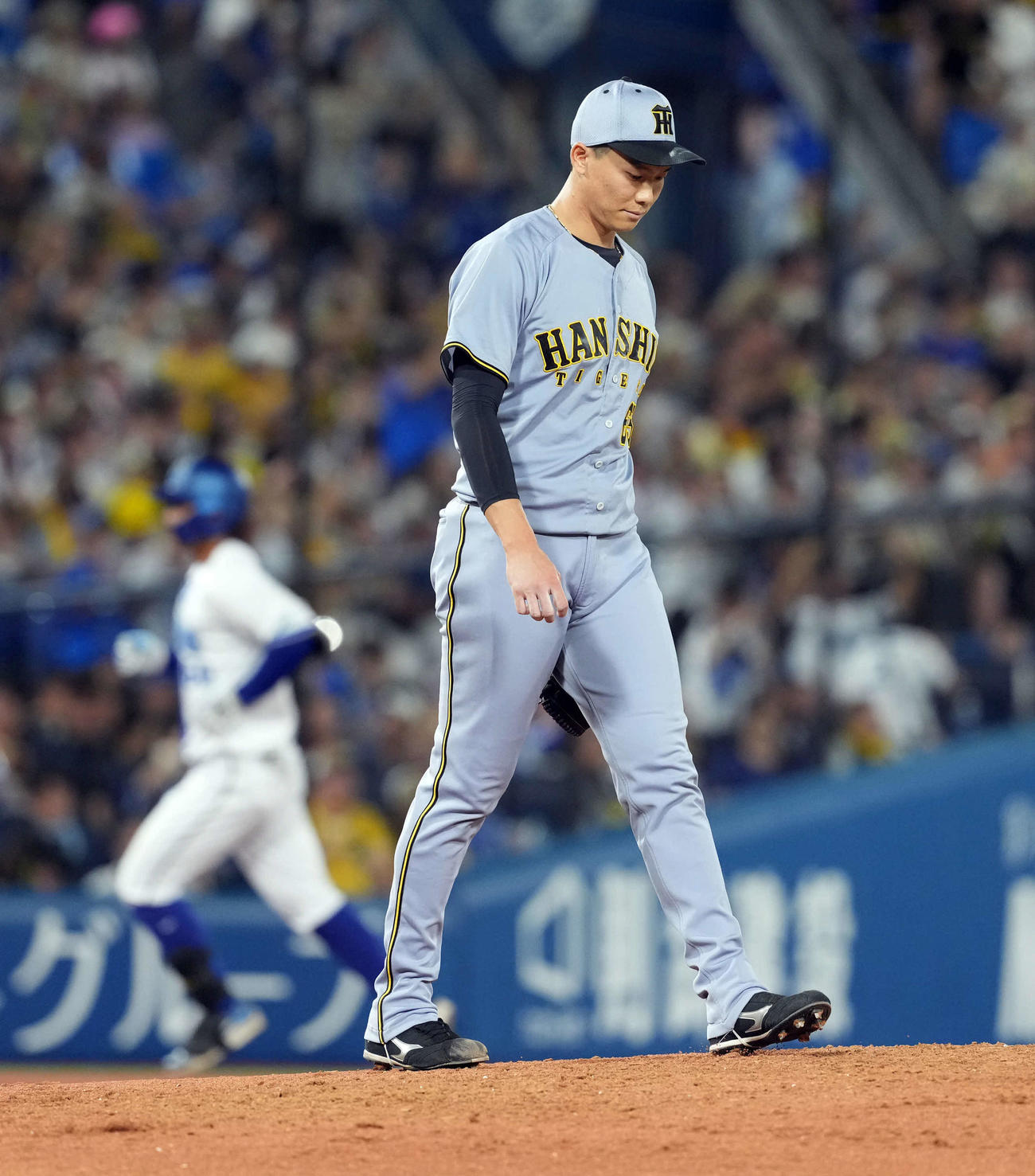 DeNA対阪神　6回裏DeNA1死一塁、知野に2点本塁打を浴びる湯浅（撮影・たえ見朱実）