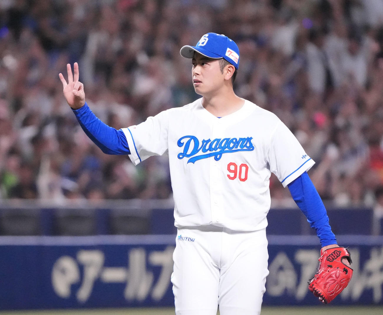 中日対ヤクルト　9回表ヤクルト2死二塁、内山壮真を右飛に打ち取りポーズを決める松山（撮影・森本幸一）