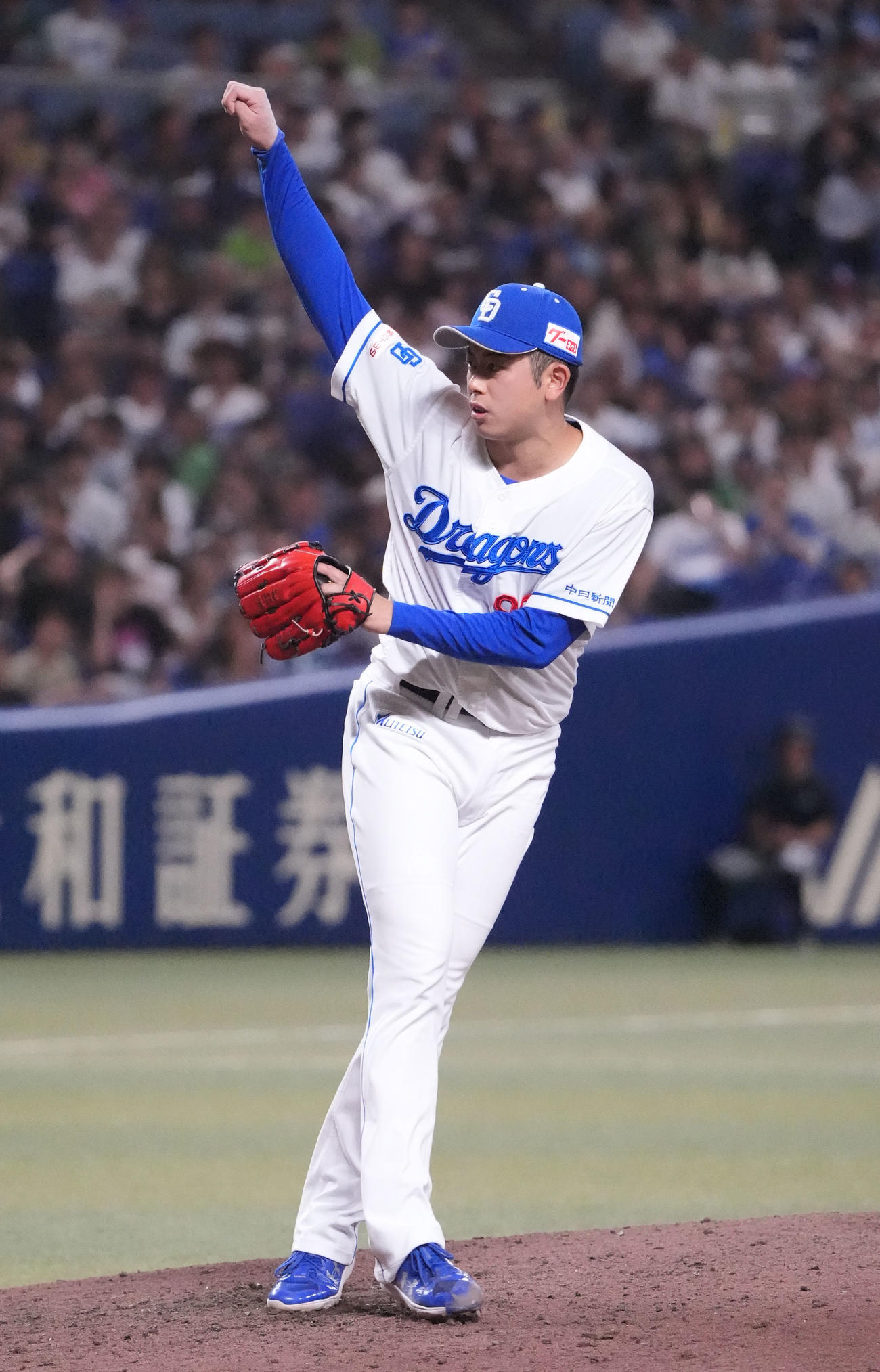 中日対ヤクルト　9回表、中日5番手で登板する松山（撮影・森本幸一）