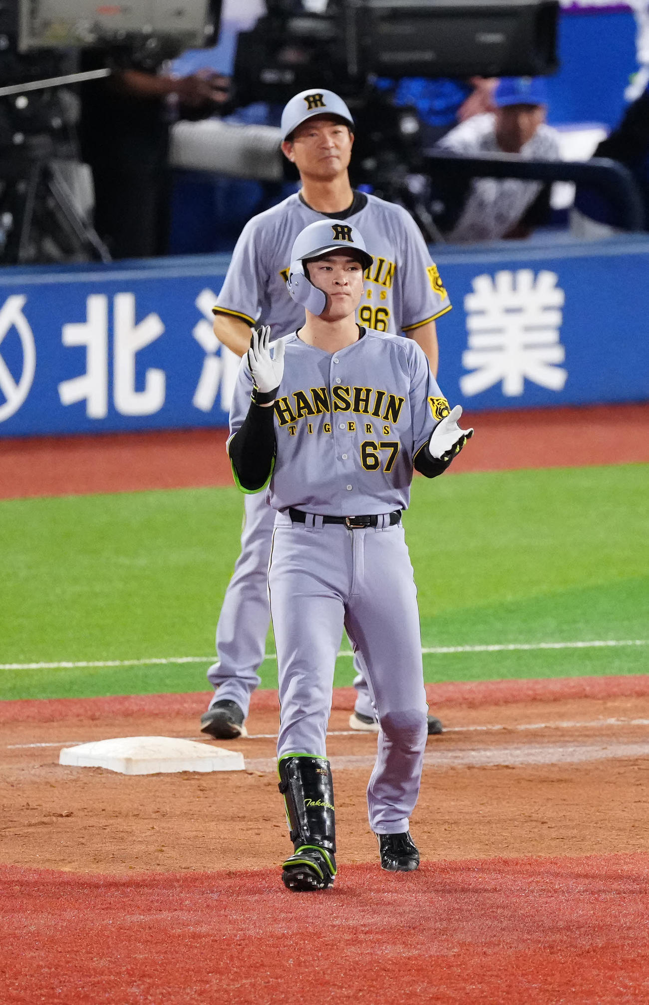 DeNA対阪神　9回表阪神2死二塁、適時打を放った高寺（撮影・江口和貴）