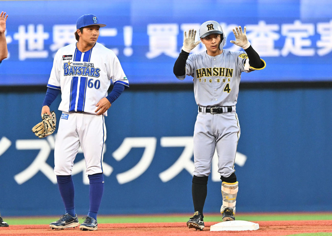 DeNA対阪神　1回表阪神1死、熊谷（右）は左翼に二塁打を放ちポーズを決める。二塁手知野（撮影・滝沢徹郎）
