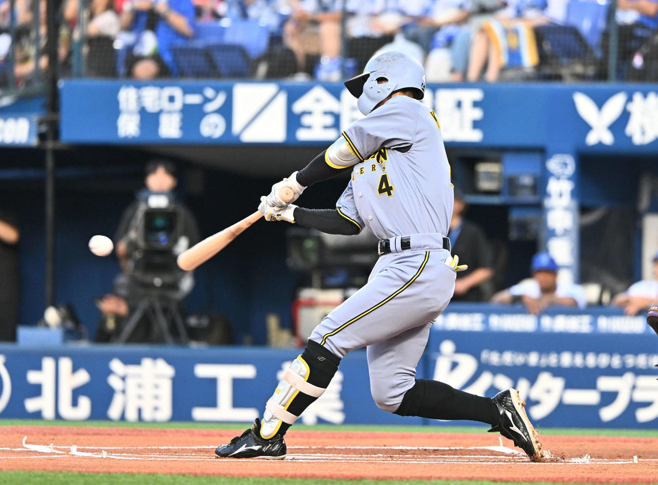 DeNA対阪神　1回表阪神1死、熊谷は左翼に二塁打を放つ（撮影・滝沢徹郎）