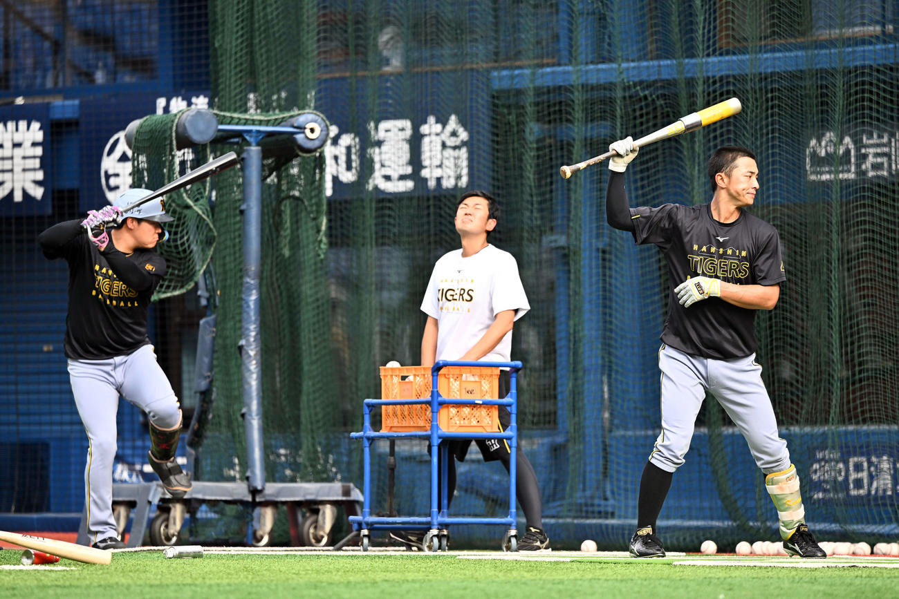 DeNA対阪神　試合前練習する阪神大山（左）と熊谷（右）（撮影・滝沢徹郎）