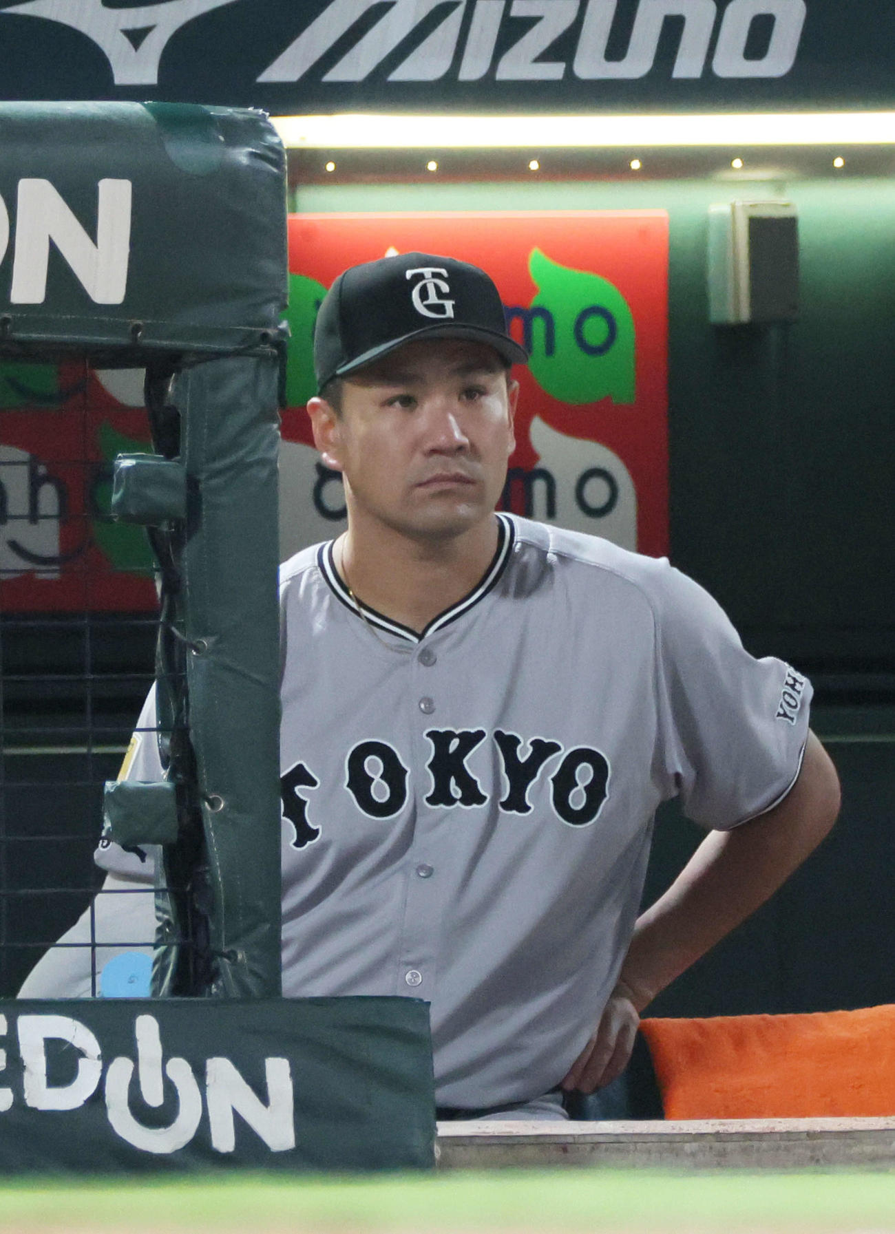広島対巨人　5回裏広島、ベンチから試合を見守る田中将（撮影・加藤孝規）