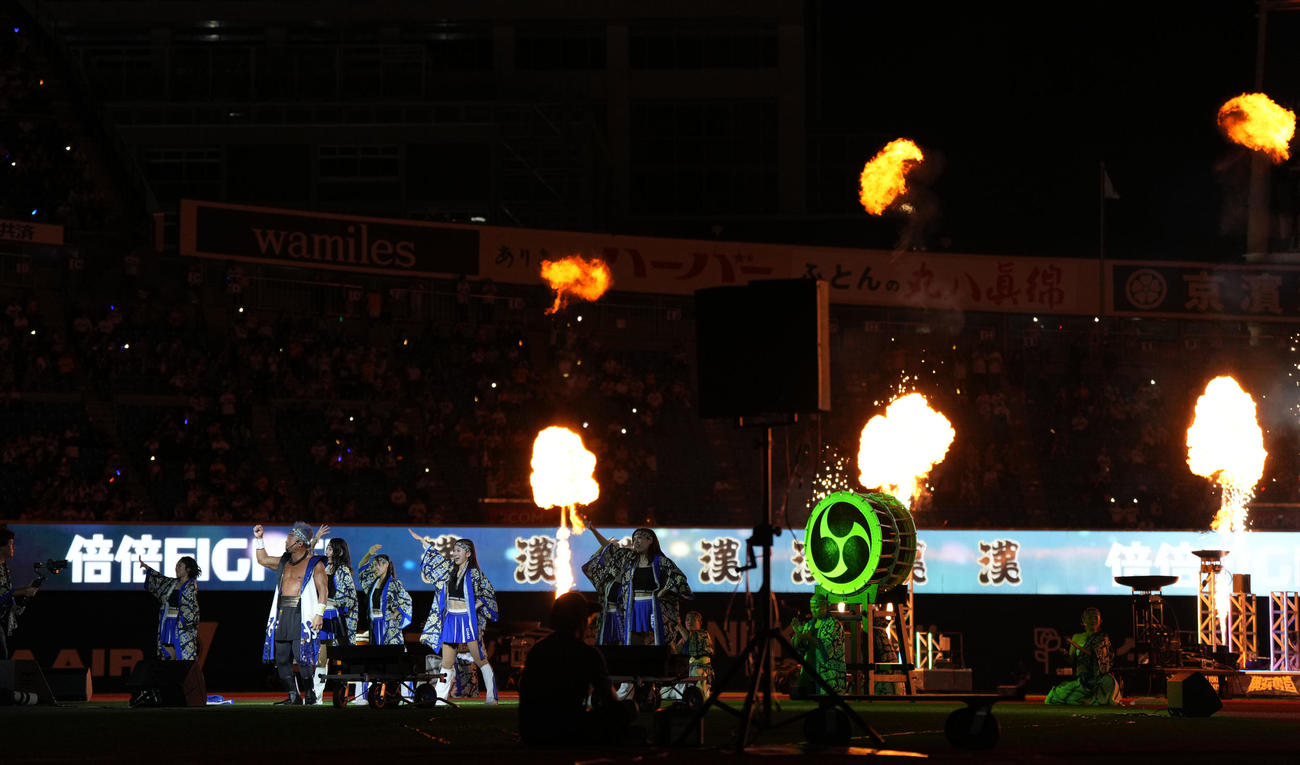 DeNA対阪神　「横浜漢祭」最終日、ライブで盛り上げる角田信朗（撮影・たえ見朱実）