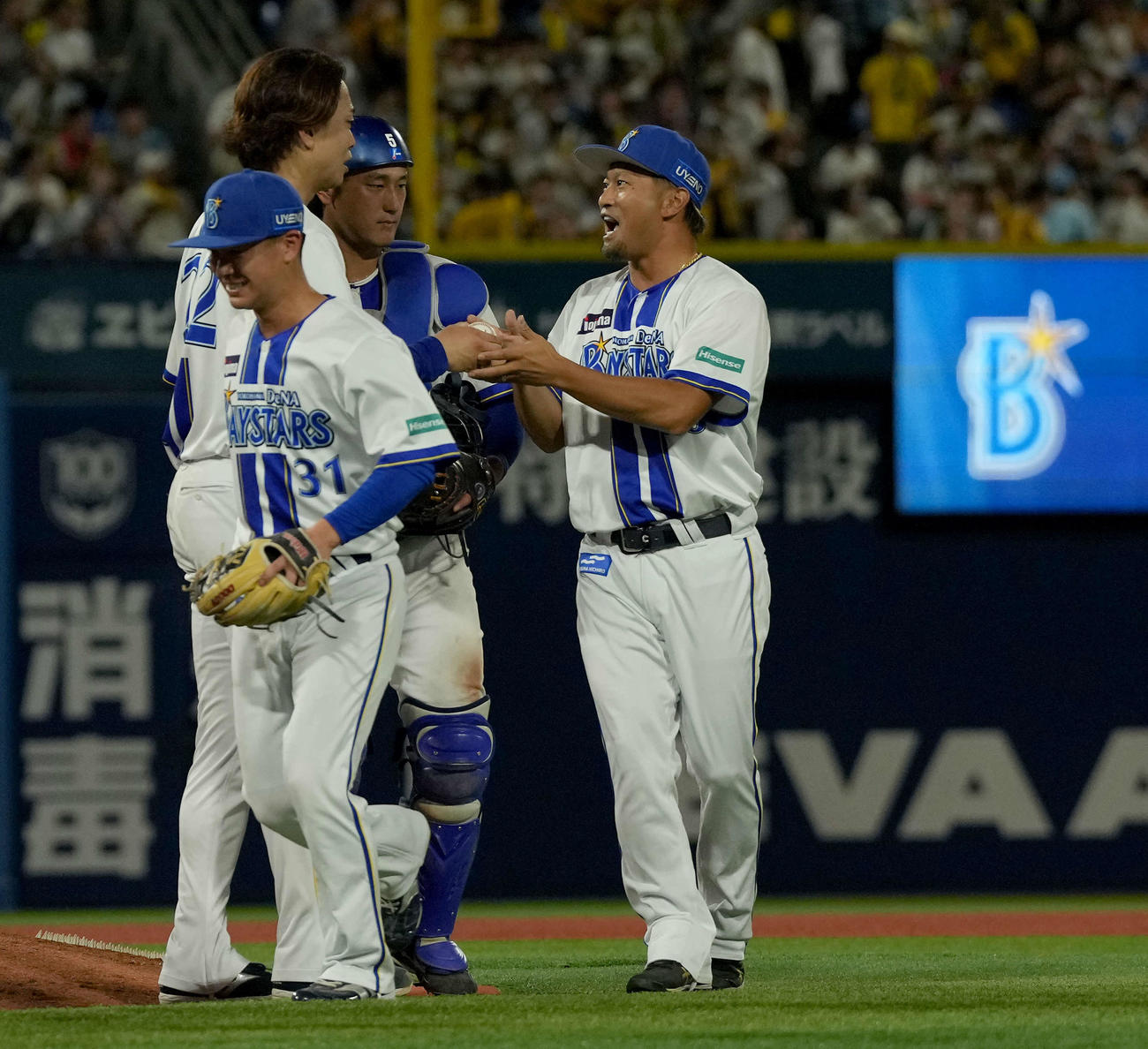 DeNA対阪神　今季初登板で初勝利を飾ったDeNA森唯（右）は入江からウイニングボールを受け取る（撮影・たえ見朱実）
