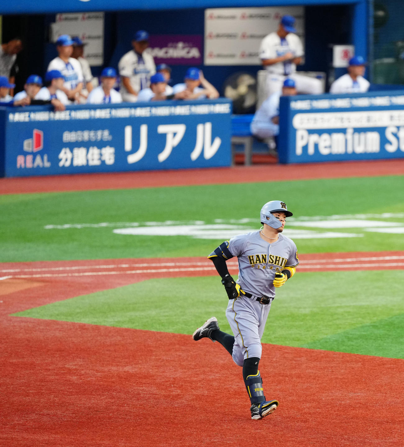 DeNA対阪神　1回表阪神2死二塁、先制2点本塁打を放ち、ダイヤモンドを1周する佐藤輝（撮影・江口和貴）
