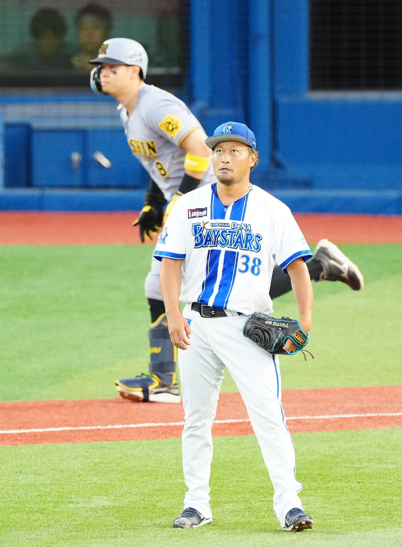 DeNA対阪神　1回表阪神2死二塁、佐藤輝（後方）に先制2点本塁打を浴びる森唯（撮影・江口和貴）