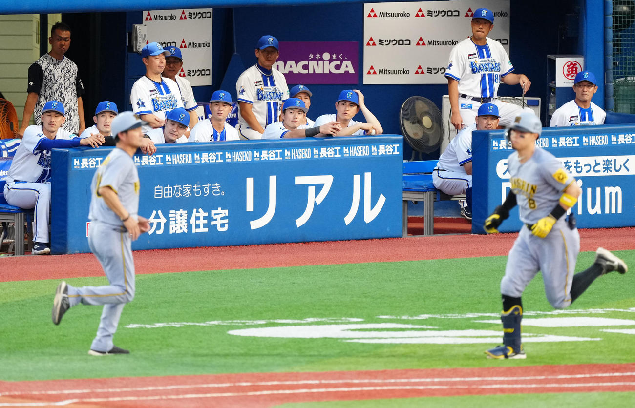 DeNA対阪神　1回表阪神2死二塁、森唯が佐藤輝（手前右）に先制2点本塁打を浴び、打球の行方を見つめる選手たち（撮影・江口和貴）