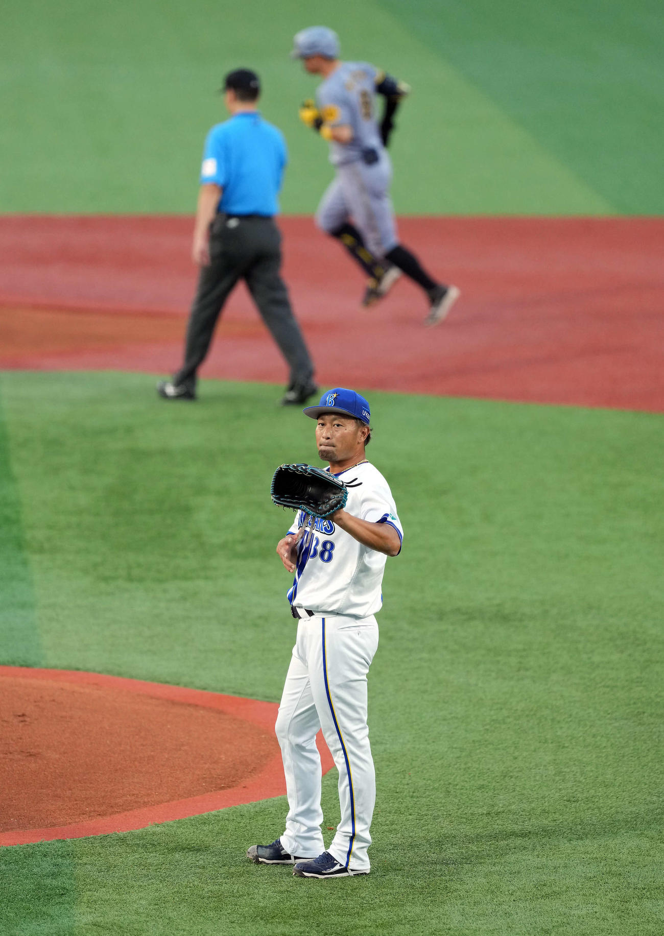 DeNA対阪神　　1回表阪神2死二塁、佐藤輝に先制2点本塁打を浴びるDeNAの先発森唯（撮影・たえ見朱実）
