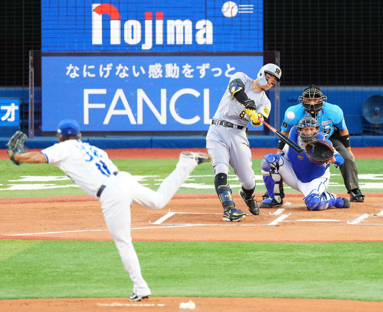 DeNA対阪神　1回表阪神2死二塁、先制2点本塁打を放つ佐藤輝。投手森唯（撮影・江口和貴）