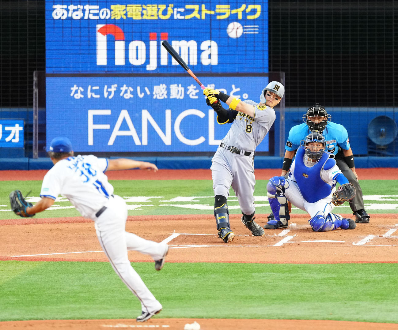 DeNA対阪神　1回表阪神2死二塁、先制2点本塁打を放つ佐藤輝。投手森唯（撮影・江口和貴）