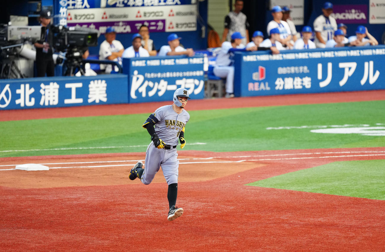 DeNA対阪神　1回表阪神2死二塁、先制2点本塁打を放ち、ダイヤモンドを1周する佐藤輝（撮影・江口和貴）