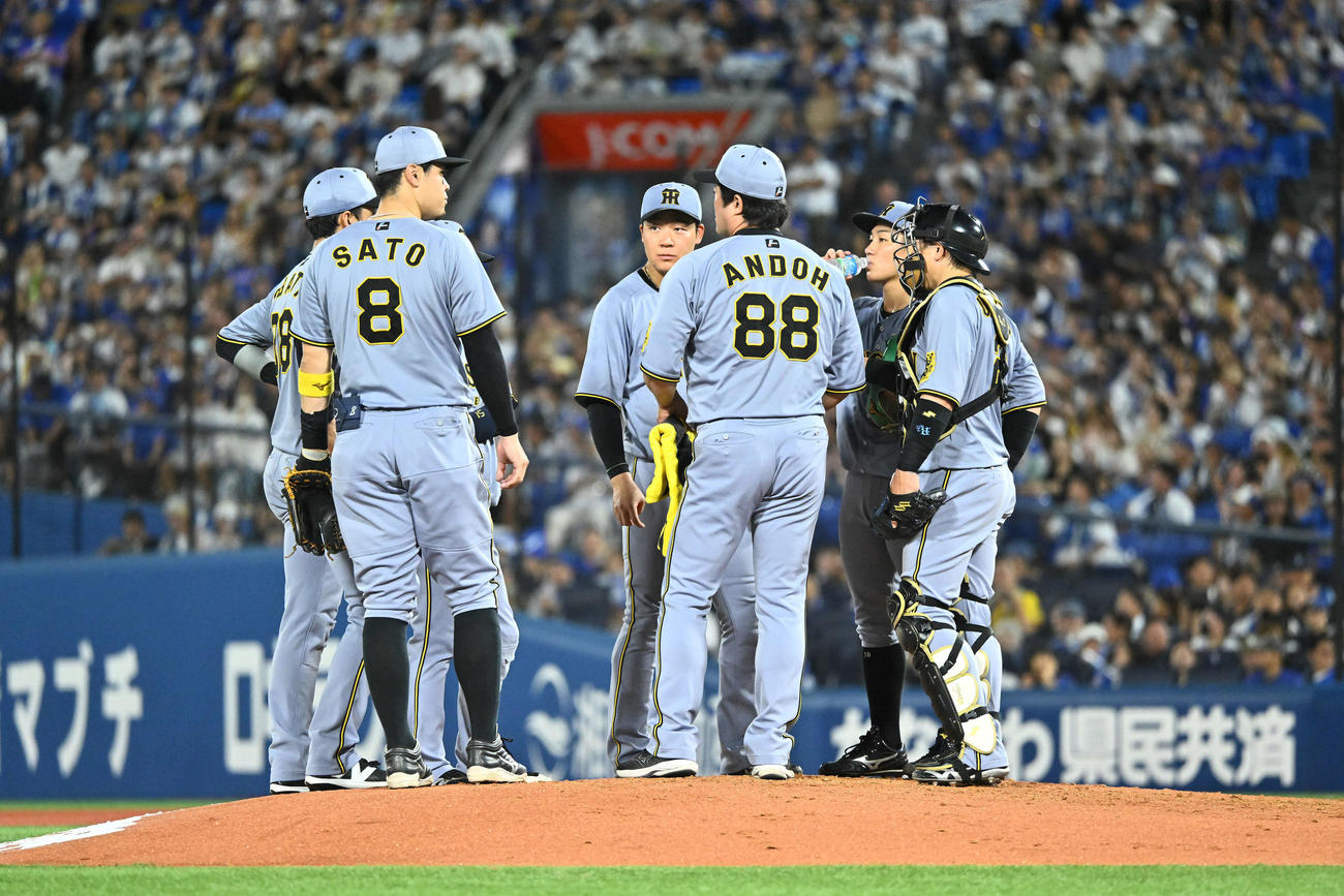 DeNA対阪神　4回裏、ピンチにマウンドに集まる阪神の選手たち（撮影・滝沢徹郎）