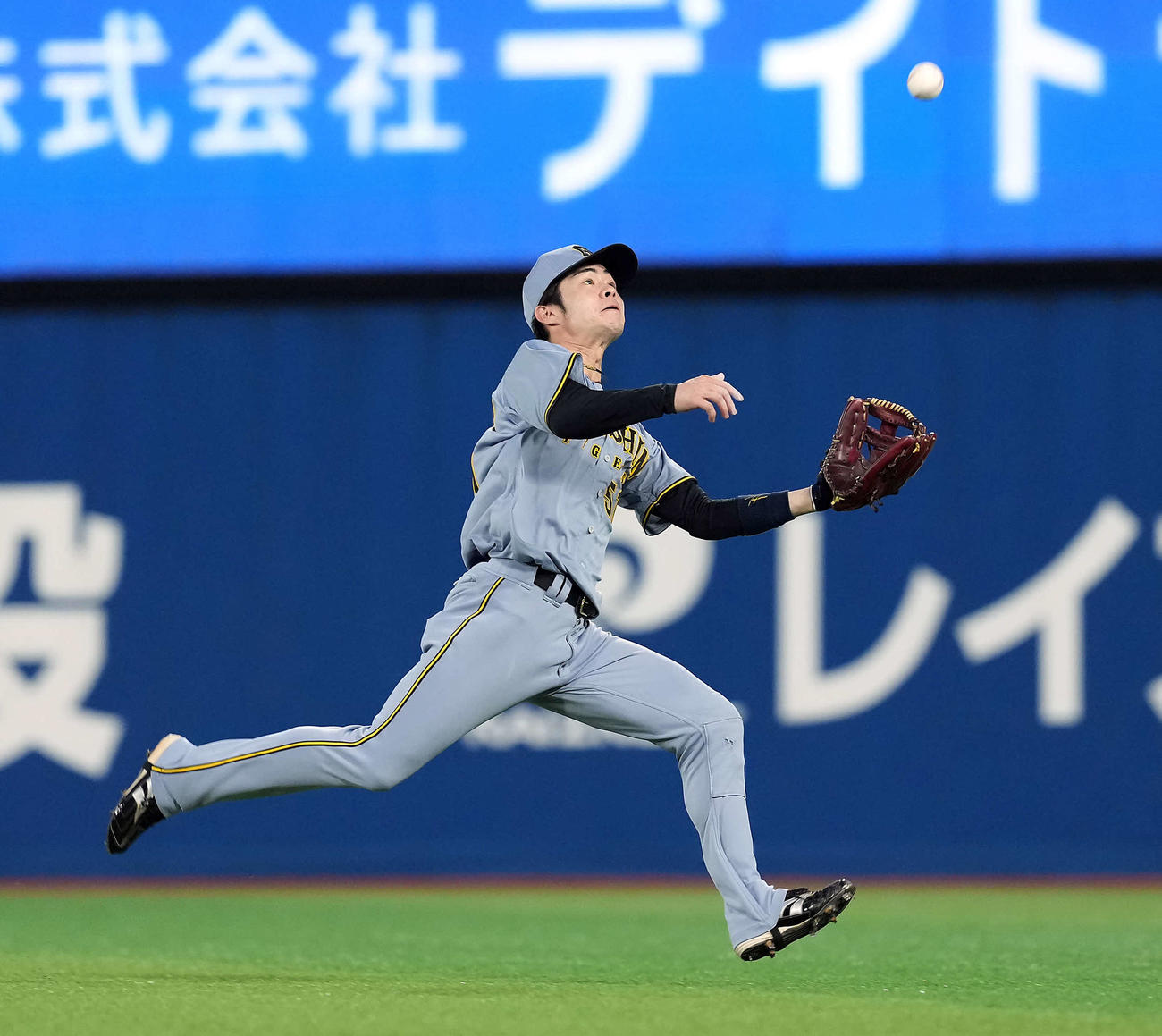 DeNA対阪神　2回裏DeNA無死、知野の飛球を好捕する二塁手中野（撮影・たえ見朱実）