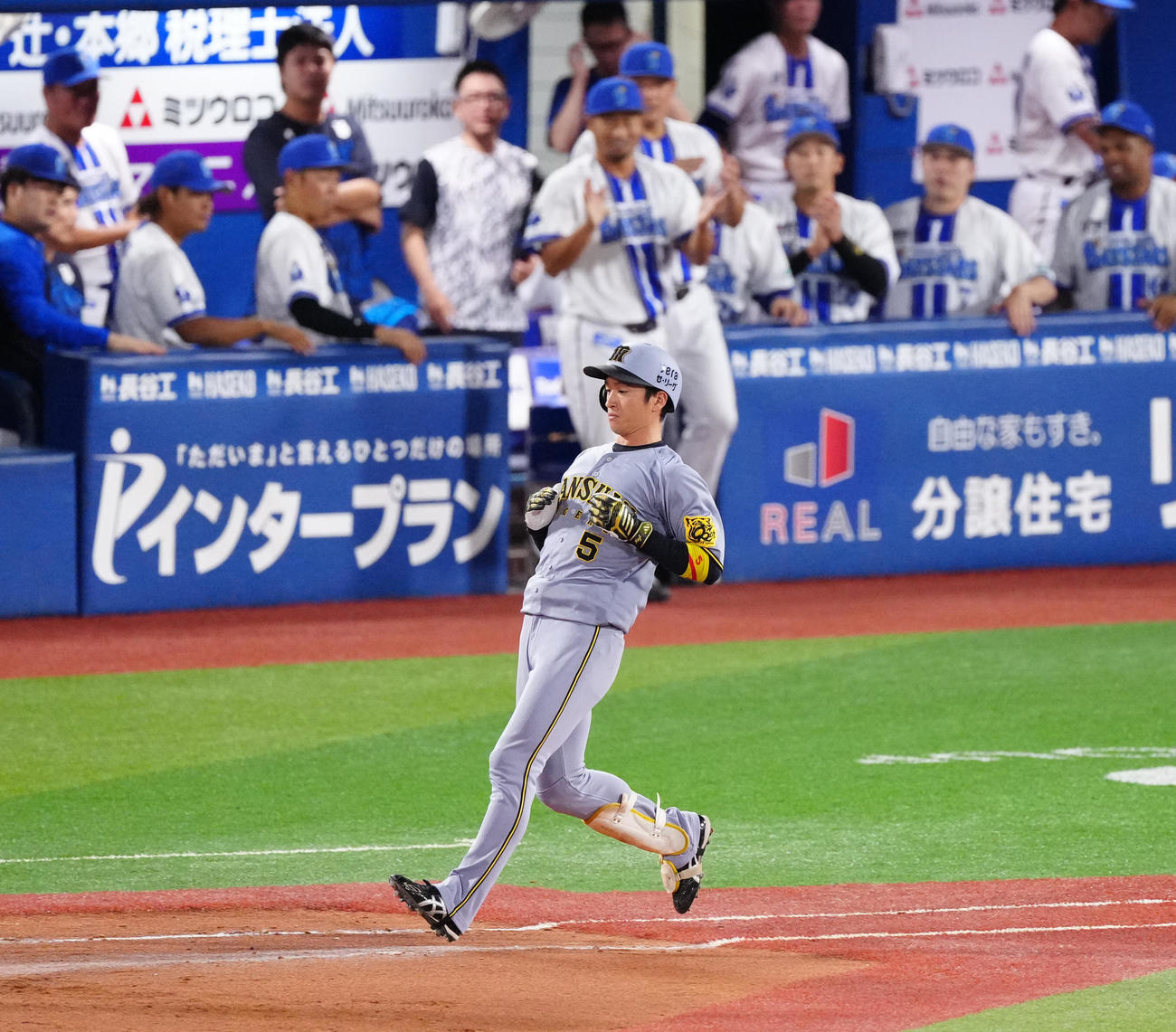 DeNA対阪神　9回表阪神2死一塁、一ゴロに倒れた代打近本（撮影・江口和貴）