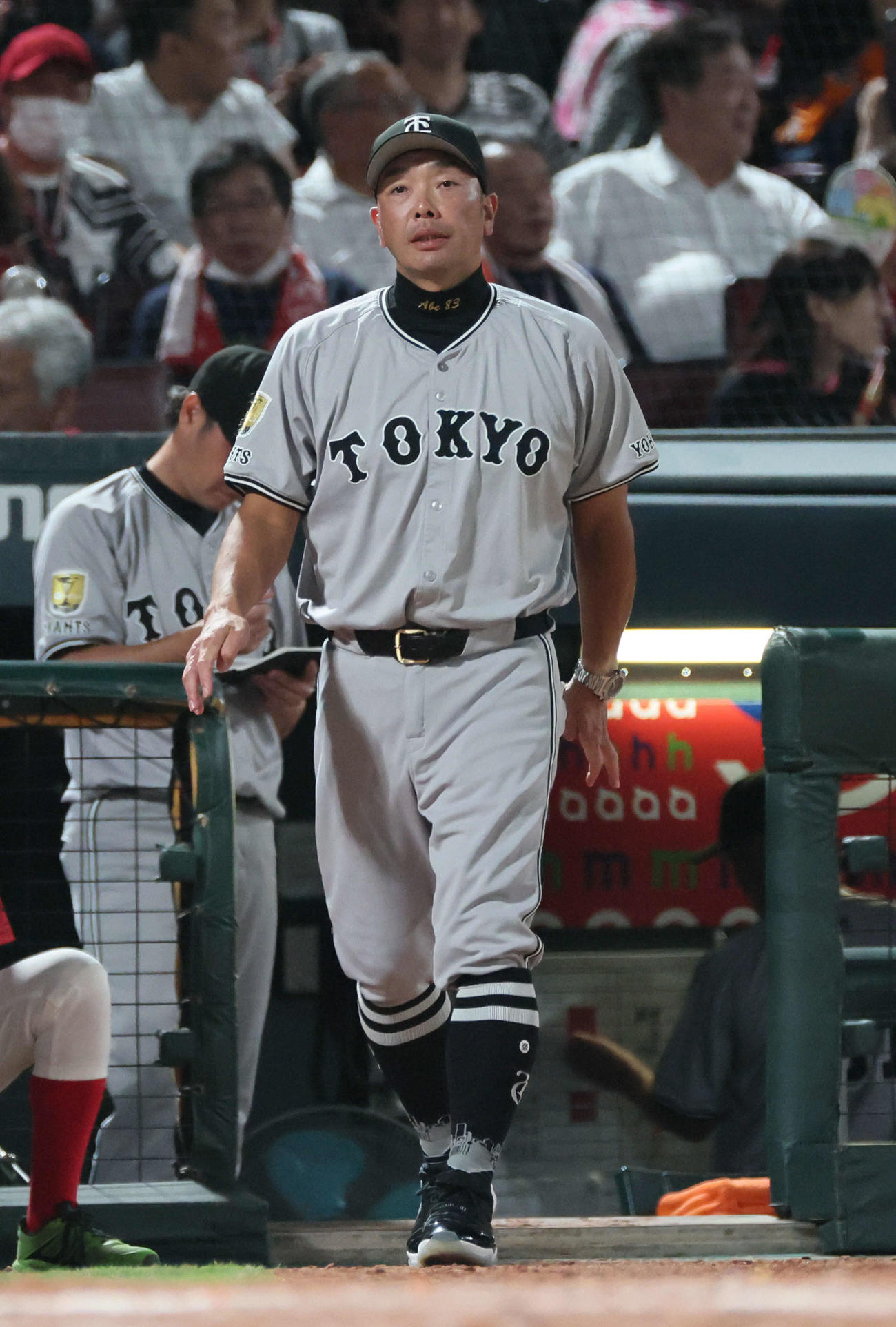 広島対巨人　5回表終了時、交代を告げる阿部監督（撮影・加藤孝規）