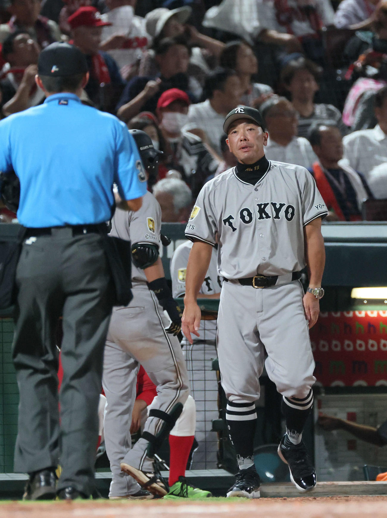 広島対巨人　5回表終了時、交代を告げる阿部監督（撮影・加藤孝規）