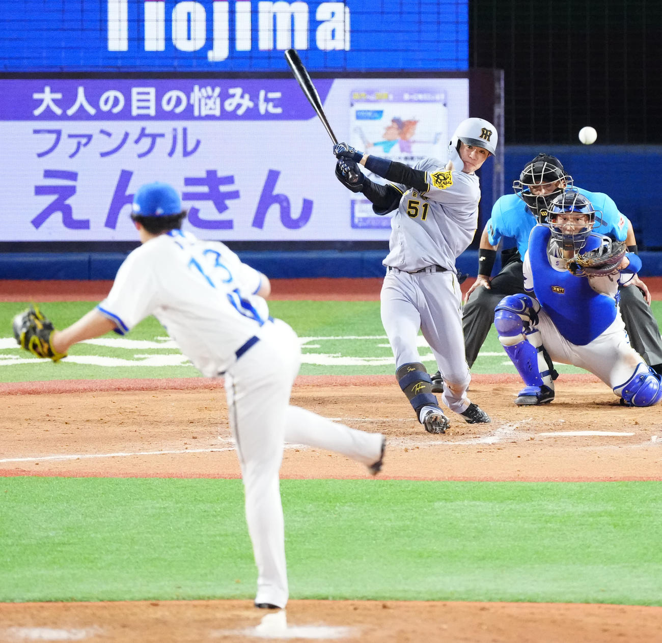 DeNA対阪神　8回表阪神1死、中前打を放つ中野。投手伊勢（撮影・江口和貴）