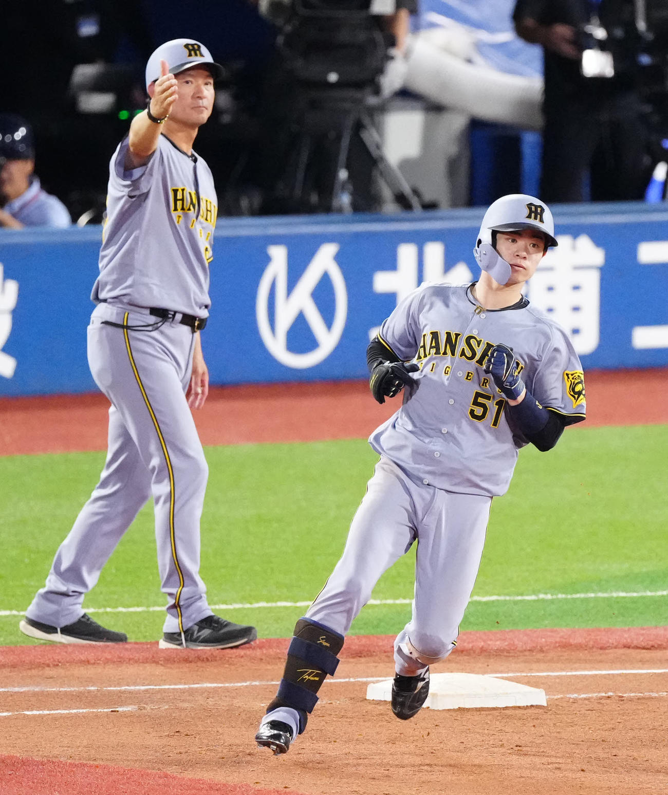 DeNA対阪神　8回表阪神1死、中前打を放った中野（右）（撮影・江口和貴）
