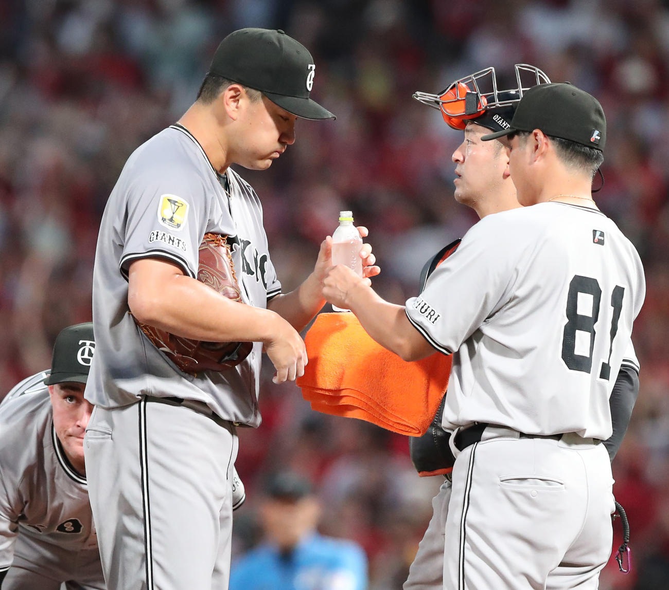 広島対巨人　2回途中、マウンドで杉内俊哉コーチに声をかけられる田中将（撮影・梅根麻紀）