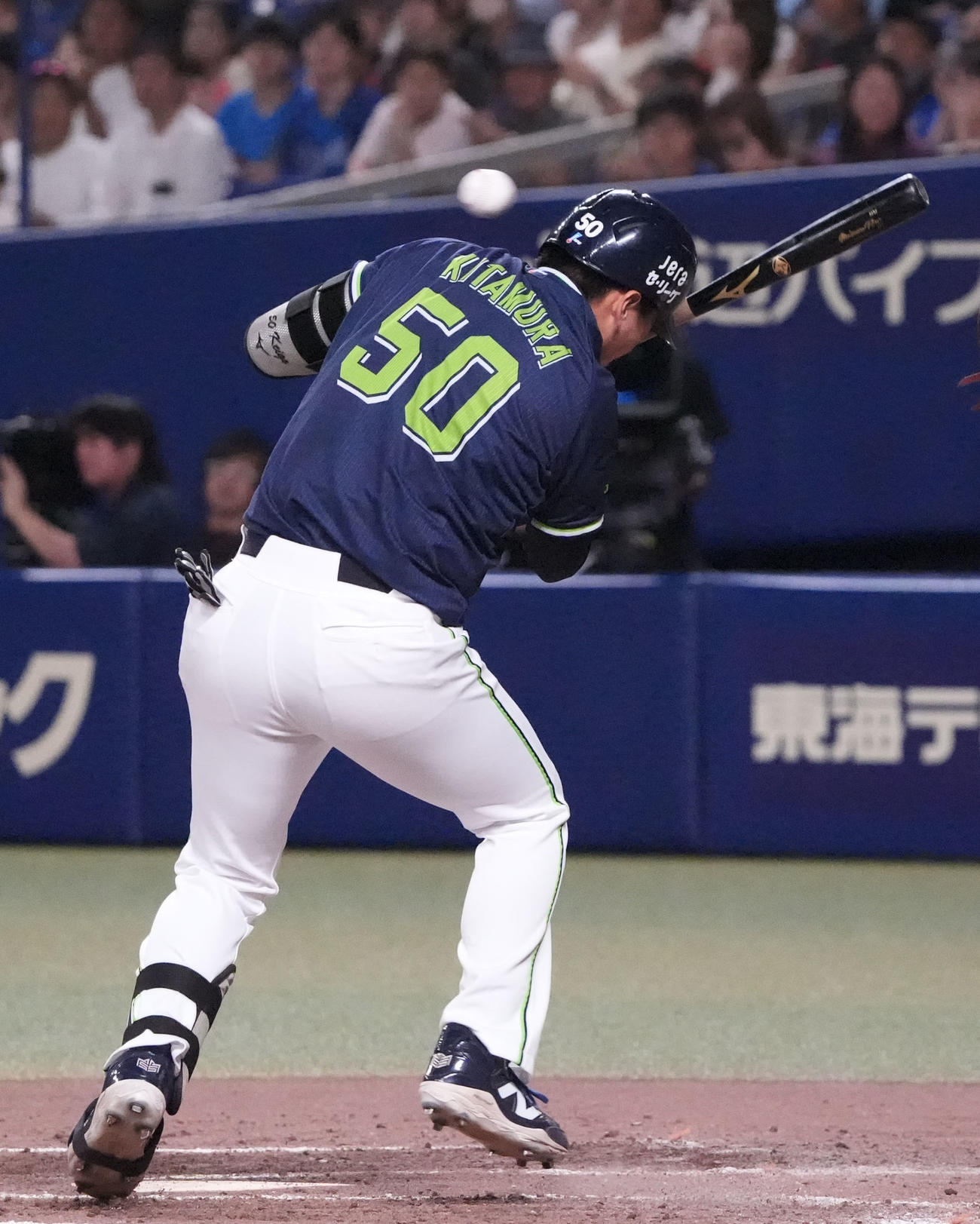 中日対ヤクルト　3回表ヤクルト2死一、二塁、頭部に死球を受ける北村（撮影・森本幸一）