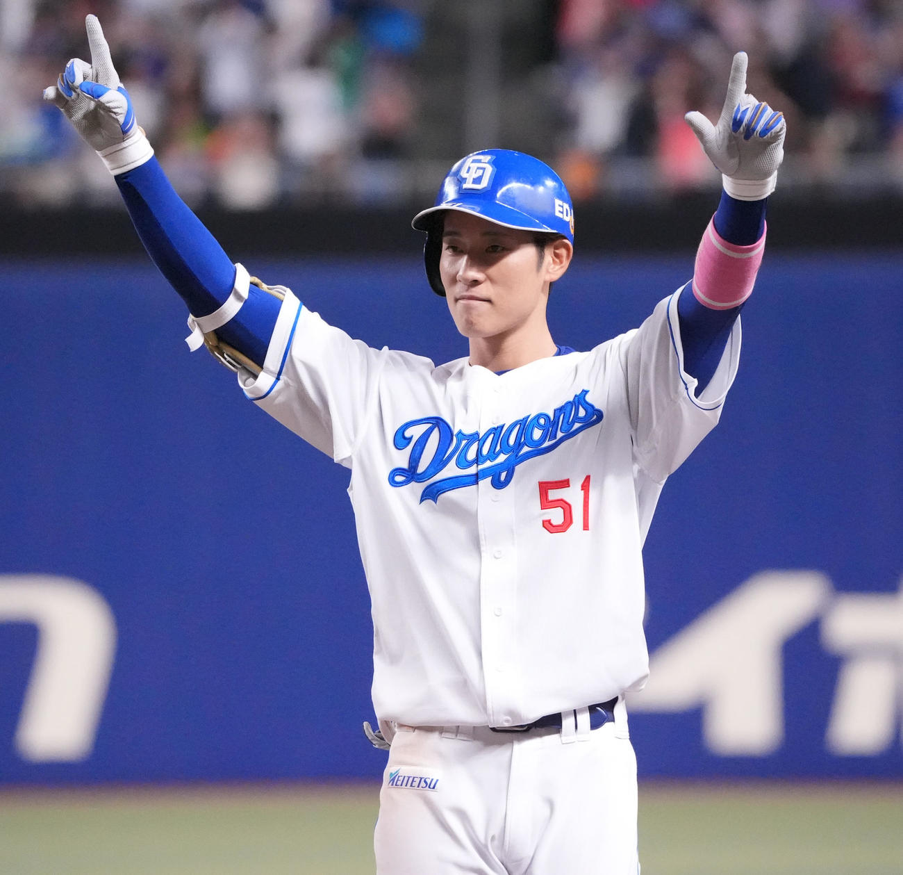 中日対ヤクルト　7回裏中日2死満塁、右前2点適時打を放ちベンチへアピールする上林（撮影・森本幸一）