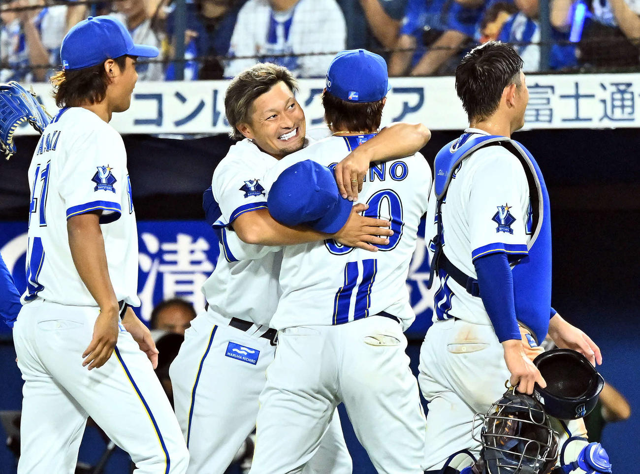 勝利投手のDeNA森唯斗は知野に抱きついて喜ぶ（撮影・滝沢徹郎）