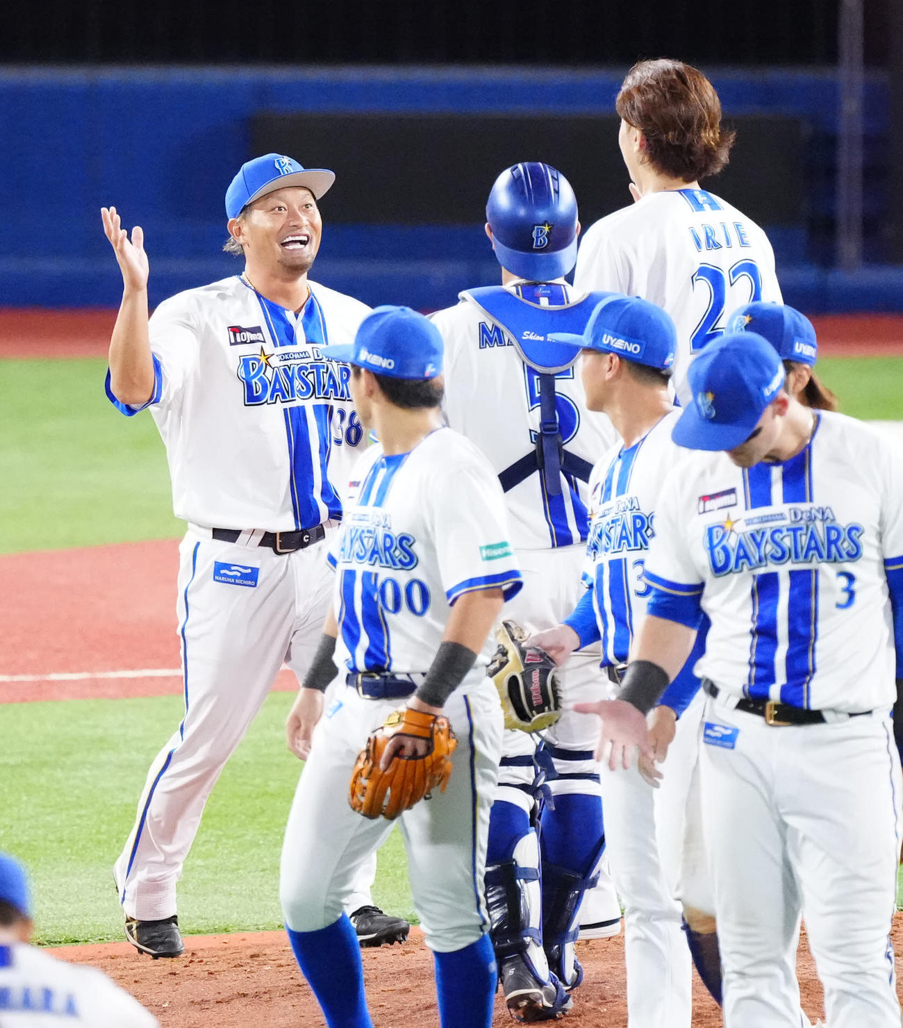 DeNA対阪神　試合後、DeNA入江（後方右）に笑顔を見せる森唯（撮影・江口和貴）