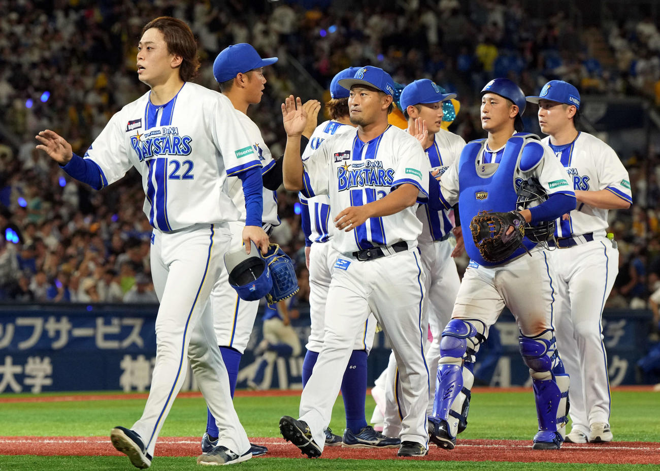 DeNA対阪神　12年連続で勝利を飾り笑顔でナインとハイタッチをするDeNA森唯（中央）（撮影・たえ見朱実）