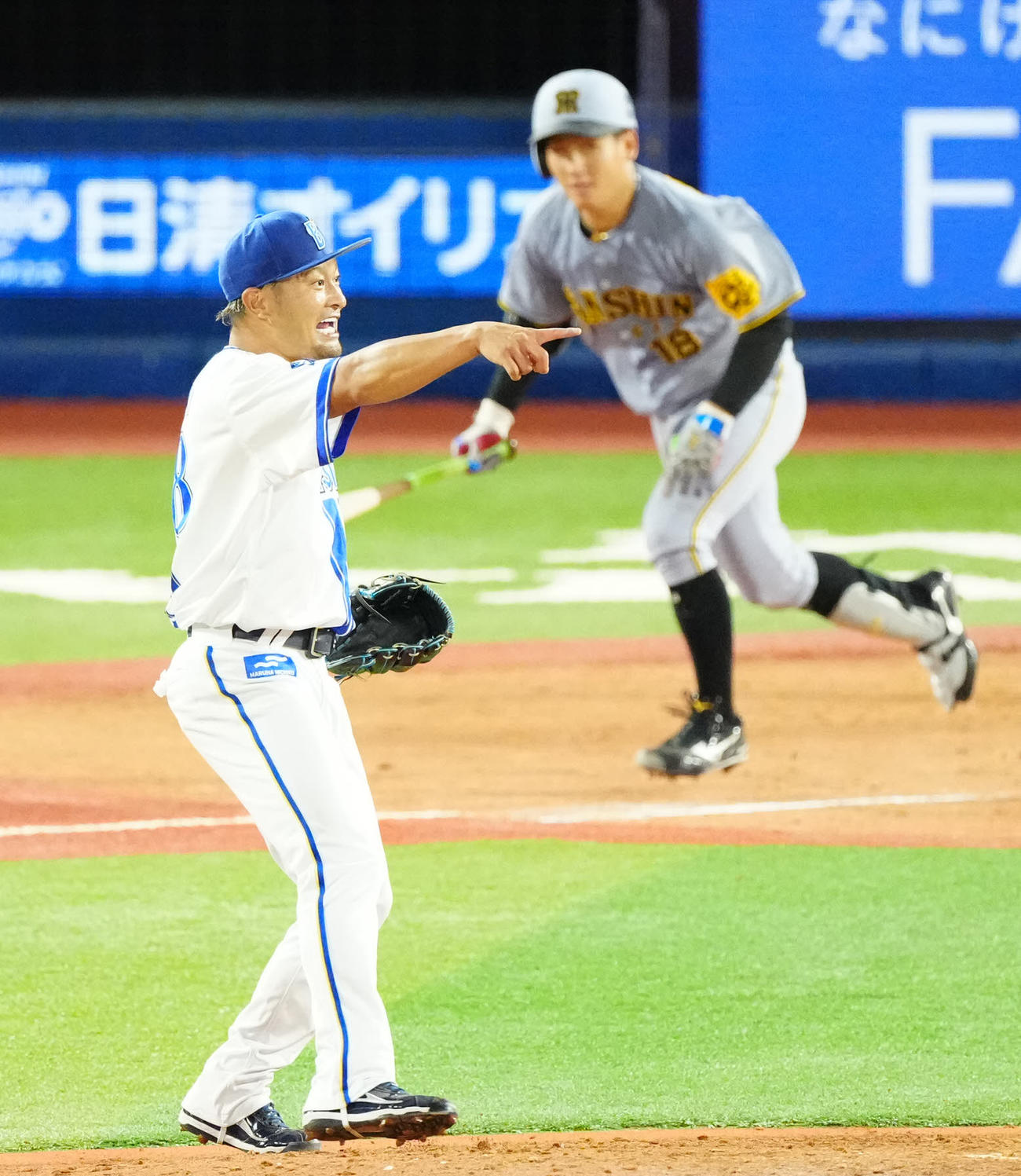 DeNA対阪神　5回表阪神2死、三ゴロに仕留めた伊原の打球の行方を指さす森唯（撮影・江口和貴）