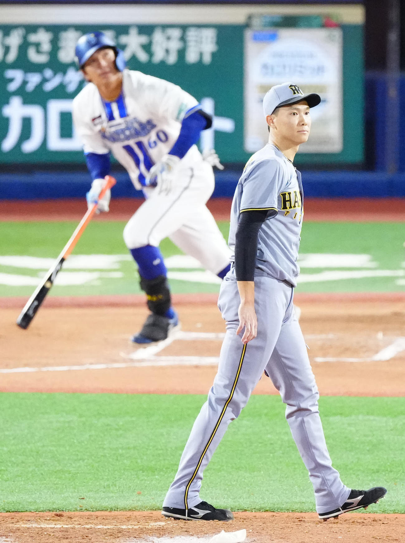 DeNA対阪神　6回裏DeNA1死一塁、知野（後方）に2点本塁打を浴びる湯浅（撮影・江口和貴）