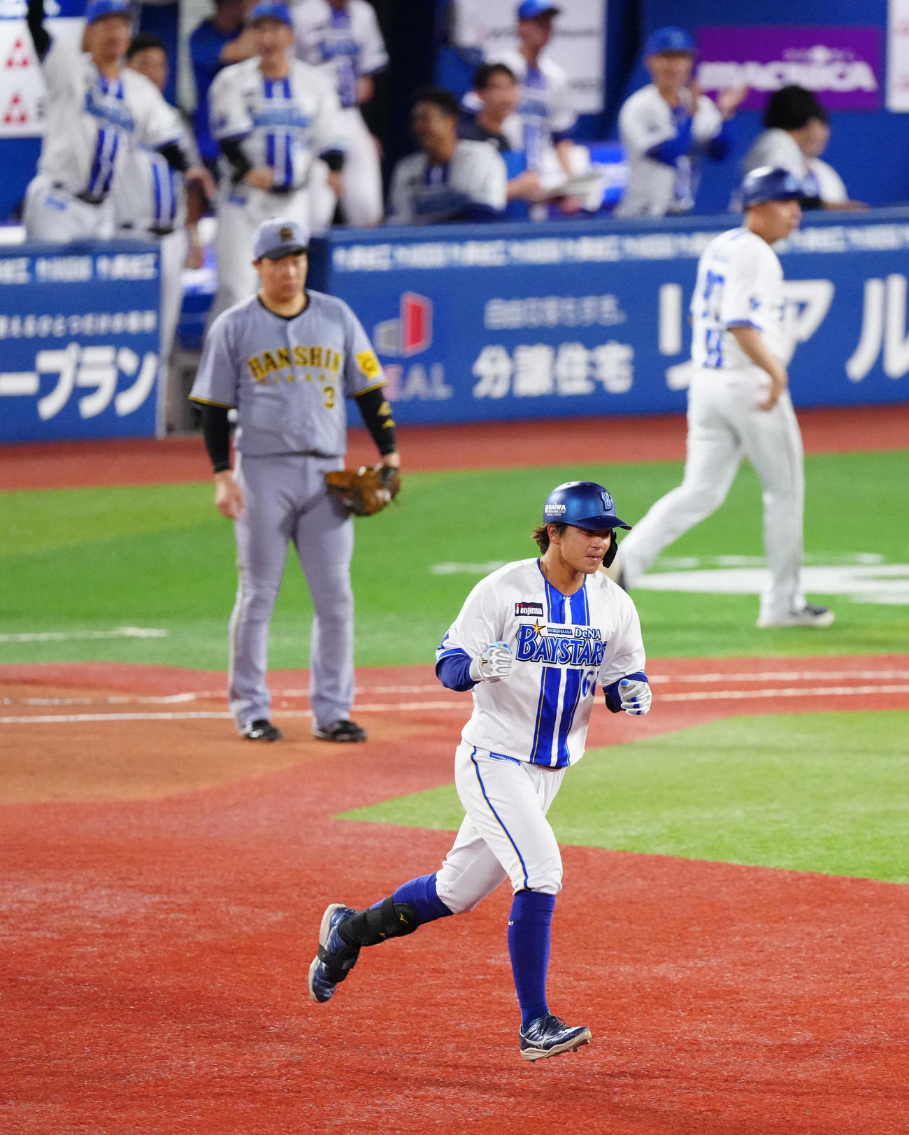 DeNA対阪神　6回裏DeNA1死一塁、2点本塁打を放ちガッツポーズを見せる知野（撮影・江口和貴）
