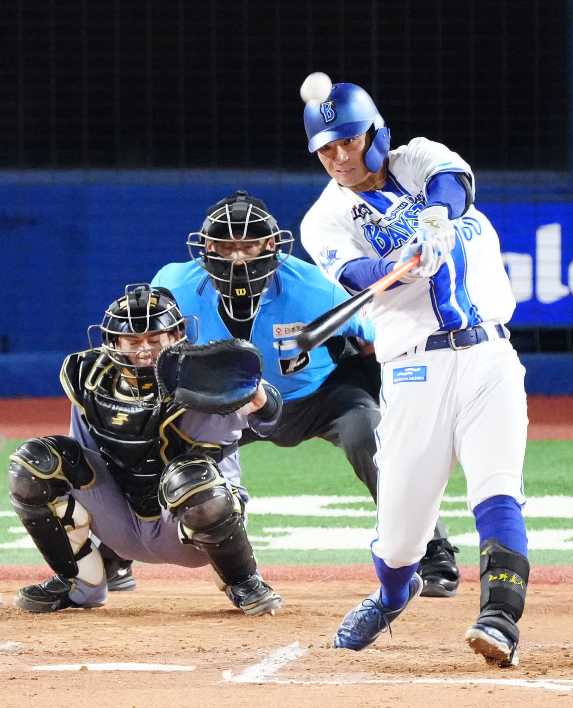 DeNA対阪神　6回裏DeNA1死一塁、2点本塁打を放つ知野（撮影・江口和貴）
