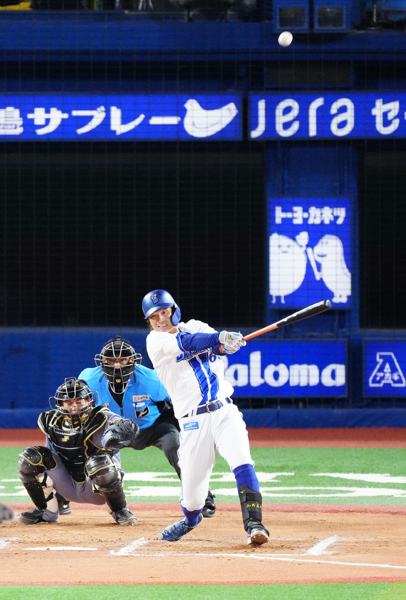 DeNA対阪神　6回裏DeNA1死一塁、2点本塁打を放つ知野（撮影・江口和貴）