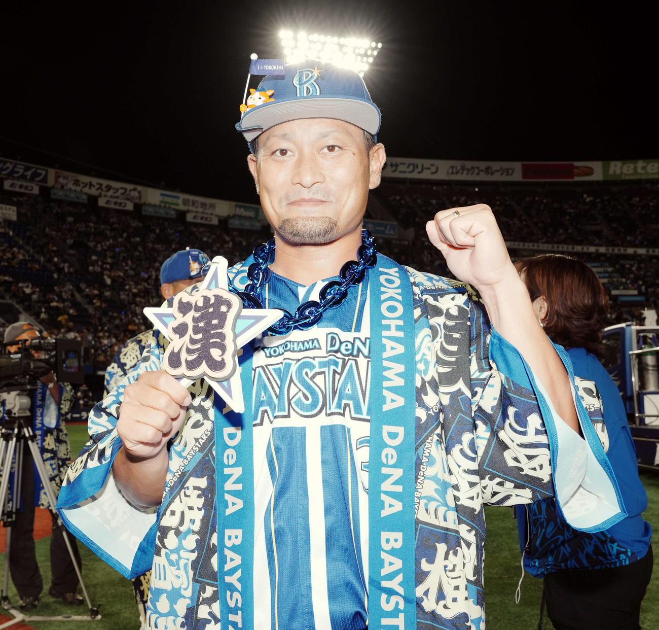 DeNA対阪神　笑顔でポーズを決めるDeNA森唯（撮影・たえ見朱実）