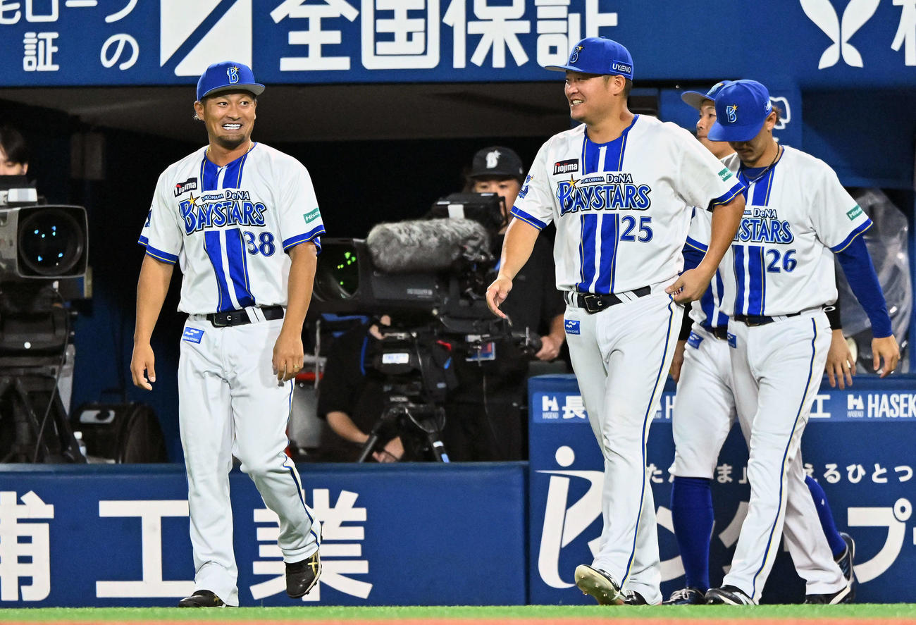 DeNA対阪神　試合後、笑顔でベンチを出る勝利投手のDeNA森唯（左）（撮影・滝沢徹郎）