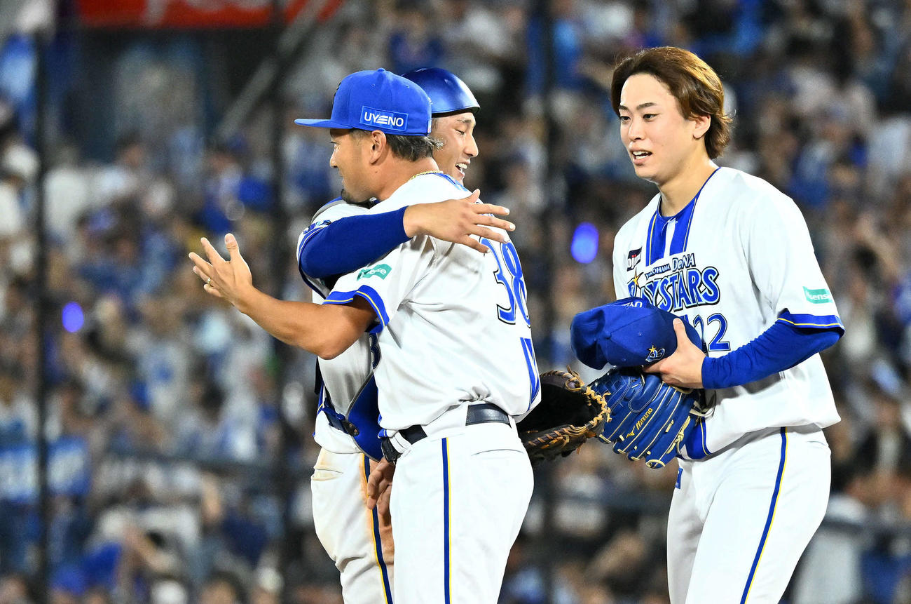 DeNA対阪神　試合後、勝利投手のDeNA森唯（中央）は松尾と抱き合って喜ぶ。右は入江（撮影・滝沢徹郎）