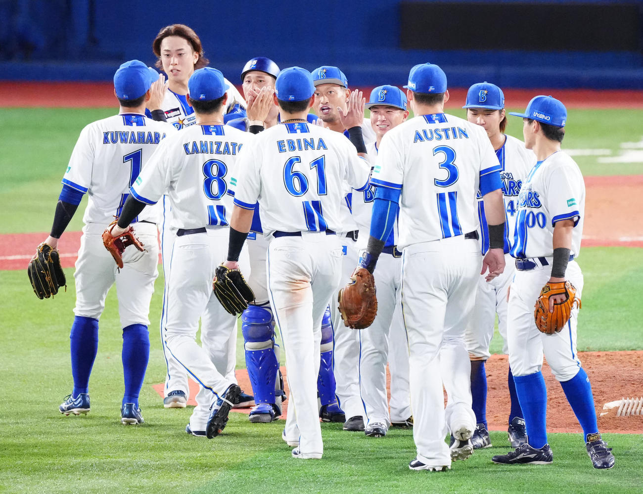 DeNA対阪神　試合後、勝利のタッチを交わす森唯（後列左から3人目）らDeNAの選手たち（撮影・江口和貴）