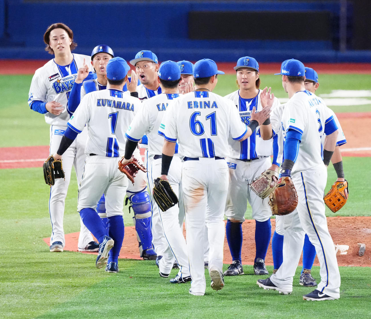 DeNA対阪神　試合後、勝利のタッチを交わす森唯（後列左から3人目）らDeNAの選手たち（撮影・江口和貴）