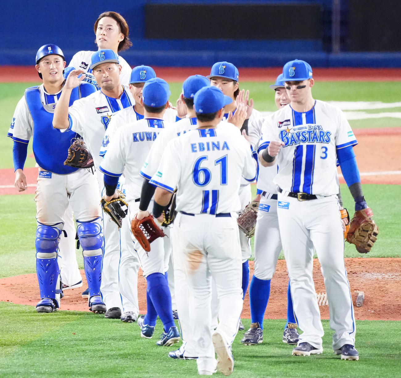 DeNA対阪神　試合後、勝利のタッチを交わす森唯（左から3人目）らDeNAの選手たち（撮影・江口和貴）