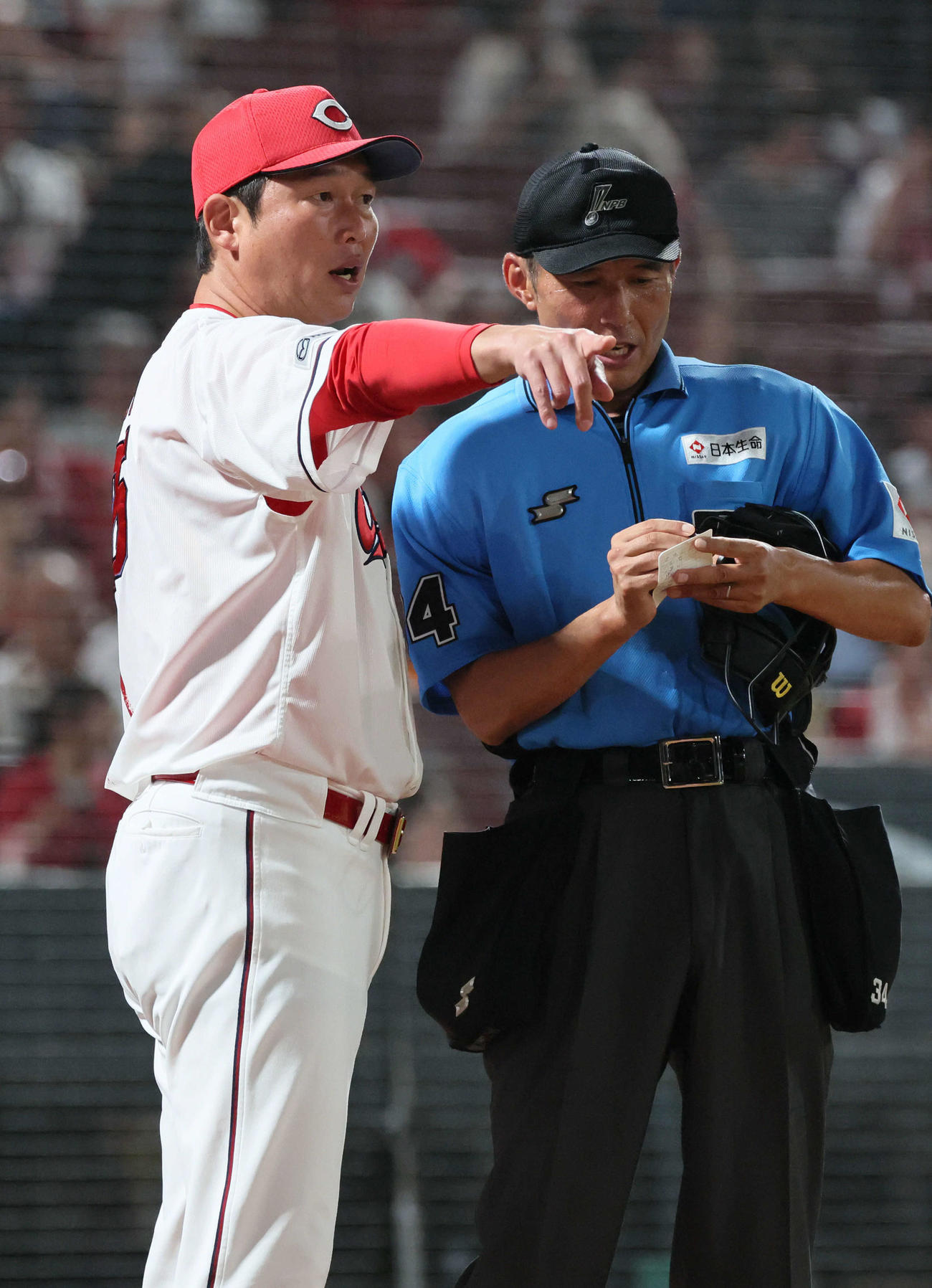 広島対巨人　7回裏終了時、交代を告げる新井監督（撮影・加藤孝規）