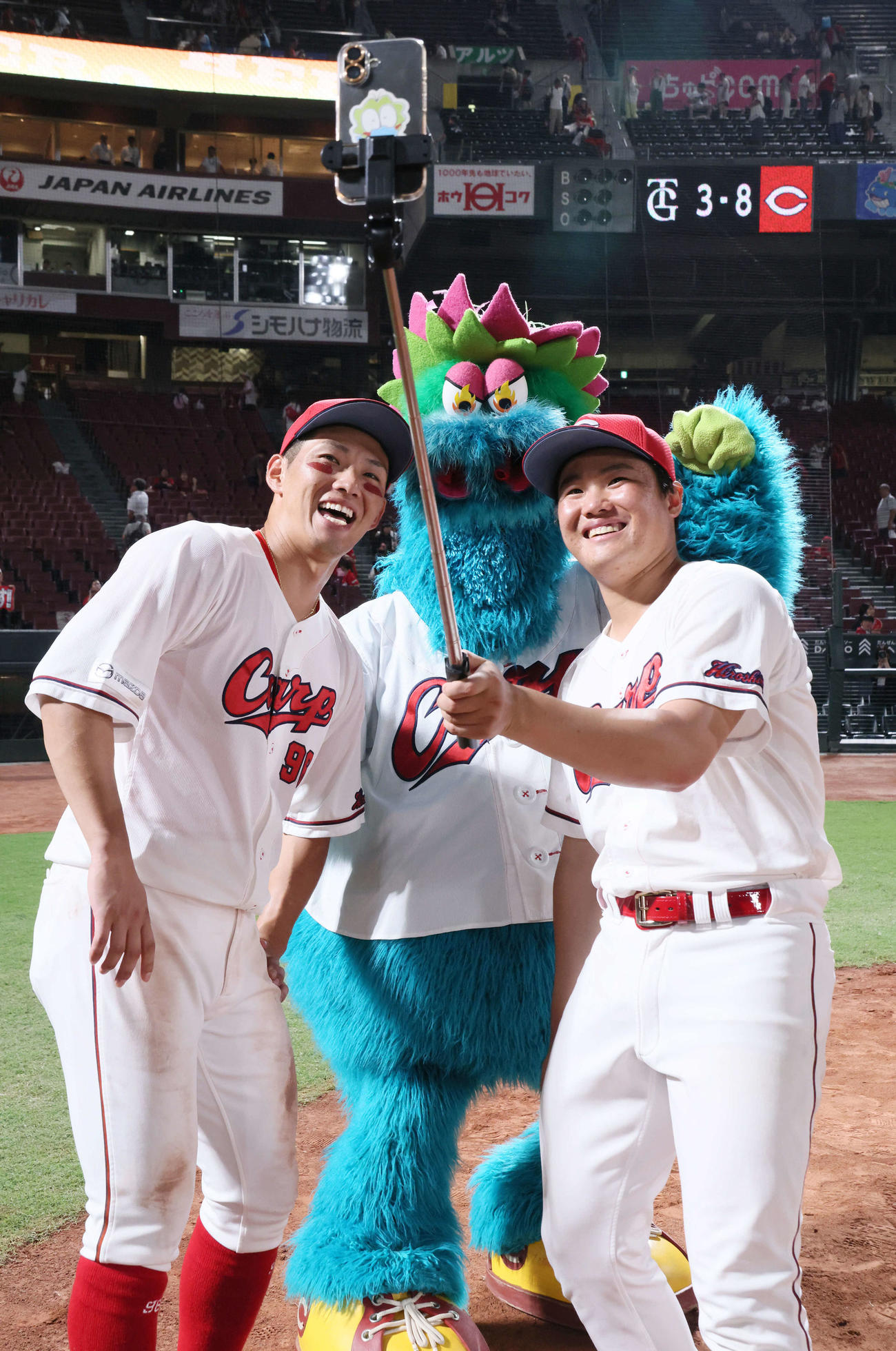広島対巨人　自撮りで盛り上がる中村奨（左）と高（撮影・加藤孝規）