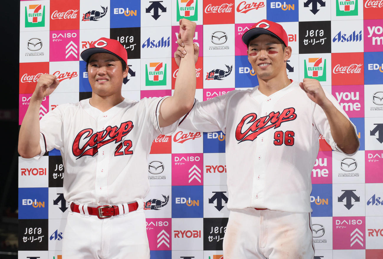 広島対巨人　お立ち台でポーズを決める高（左）と中村奨（撮影・加藤孝規）