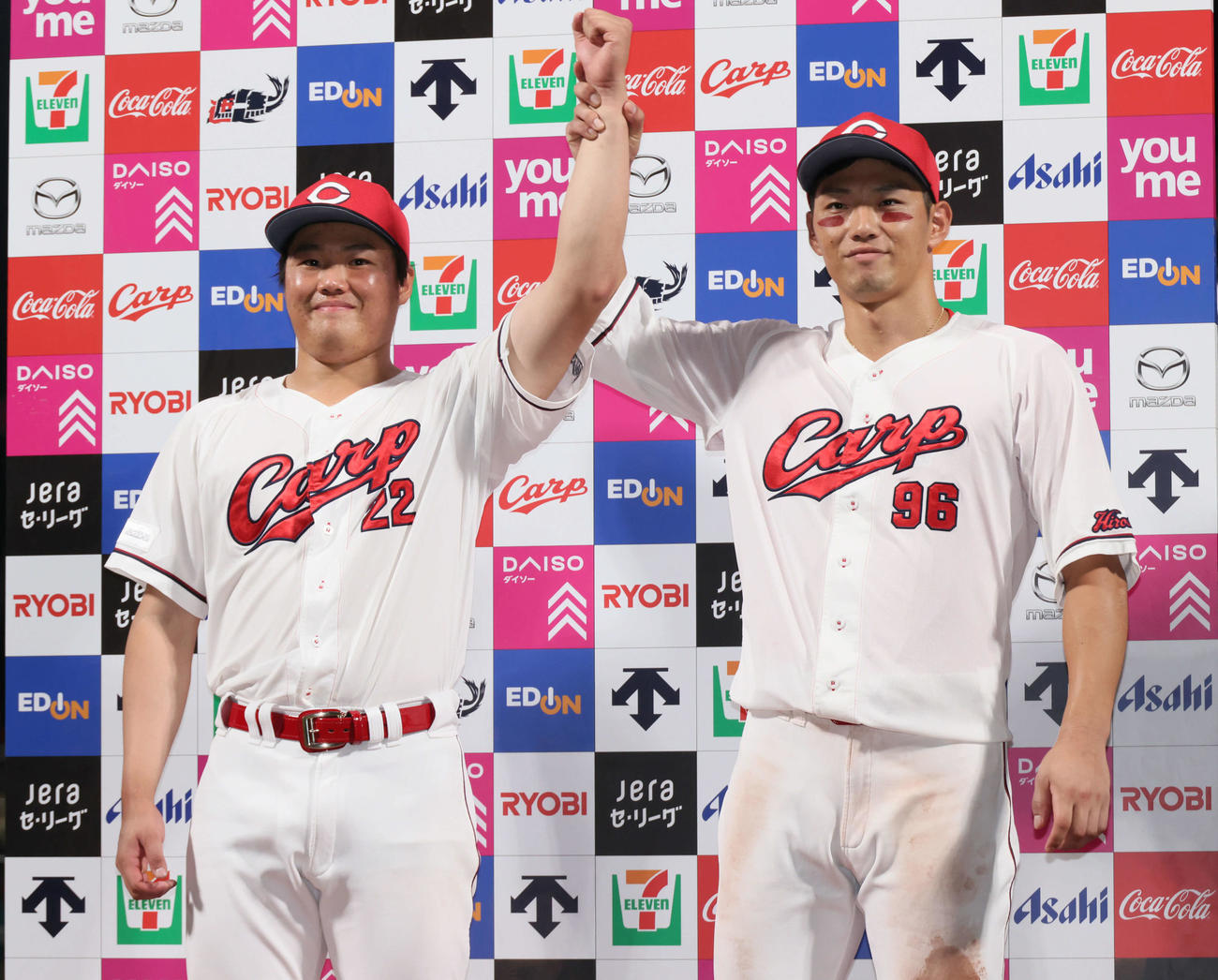 広島対巨人　お立ち台でポーズを決める高（左）と中村奨（撮影・加藤孝規）