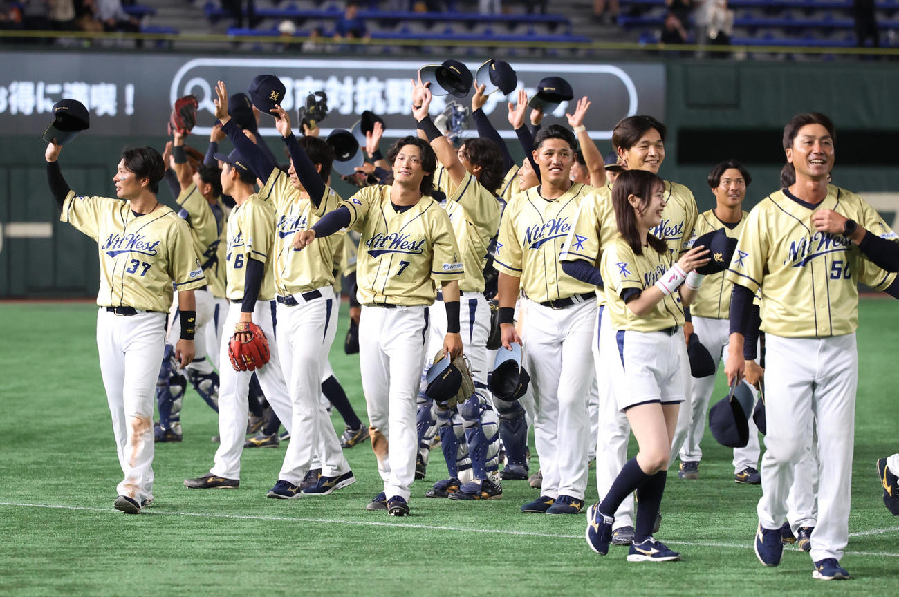 NTT西日本対三菱重工East　勝利したNTT西日本・北條（左端）はナインと応援団に手を振る（撮影・柴田隆二）　　